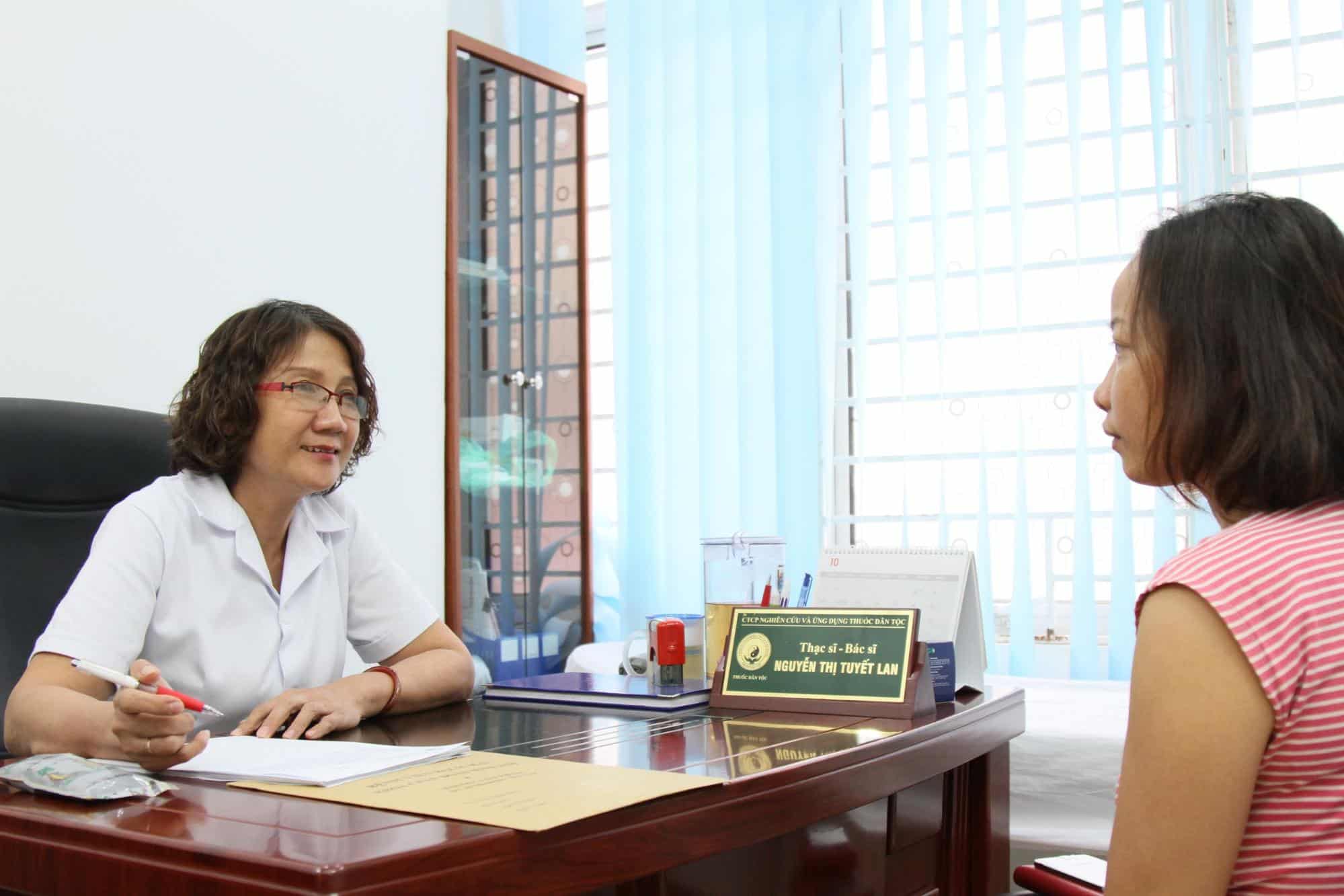 Bác sĩ Tuyết Lan thăm khám cho bệnh nhân tại 70 - Nguyễn Thị Định